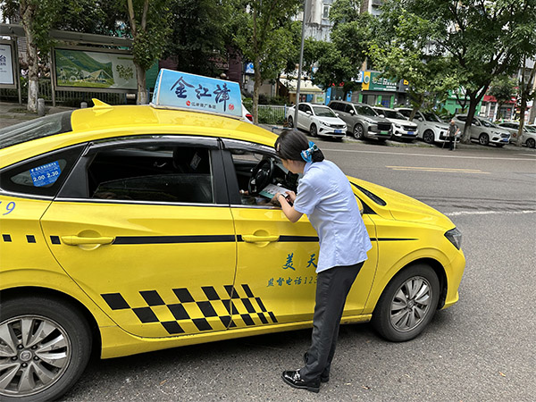 為出租車(chē)司機(jī)發(fā)放“零錢(qián)包”。農(nóng)行重慶分行供圖