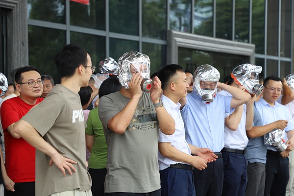 員工學(xué)習(xí)正確使用過濾式消防自救呼吸器。國網(wǎng)重慶永川供電公司供圖
