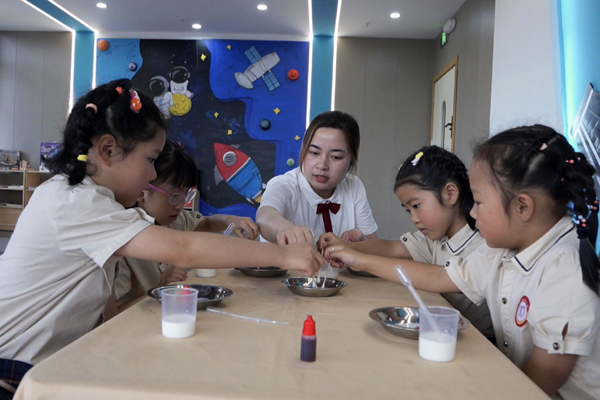 老師帶領孩子做實驗。明遠菁苗幼兒園供圖