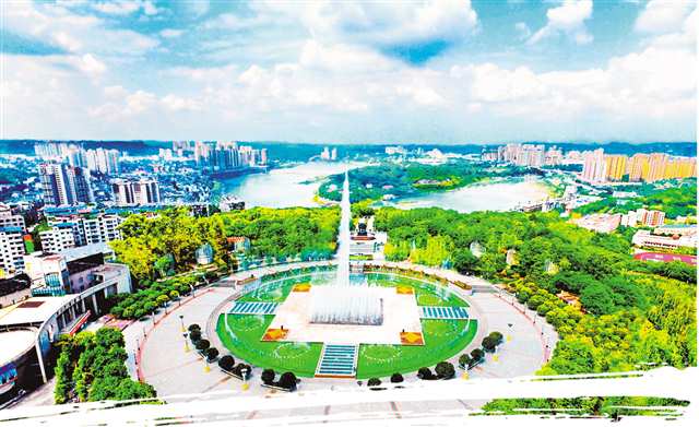 　藍(lán)天白云下的廣安市思源廣場(chǎng)。（廣安市委宣傳部供圖）