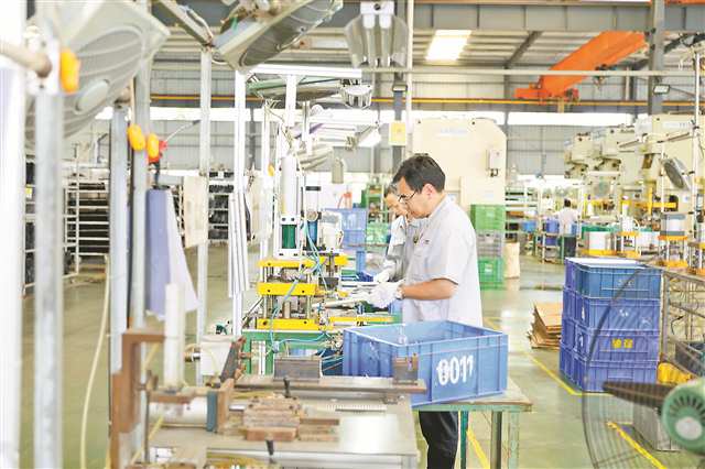 川渝高竹新區(qū)駿誼機(jī)械制造有限公司生產(chǎn)車間內(nèi)，工作人員正在趕制訂單。（廣安市委宣傳部供圖）