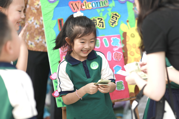 學(xué)習(xí)收錢、促銷。大學(xué)城樹人幼兒園供圖