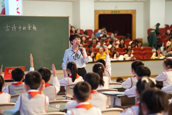 教師賽課。渝中區(qū)教委供圖