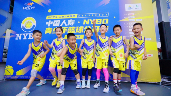 小球員們參與中國人壽?NYBO青少年籃球公開賽。中國人壽壽險重慶市分公司供圖