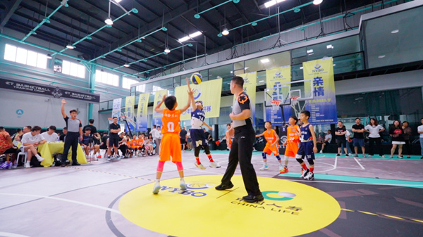 小球員們在賽場上拼搏。中國人壽壽險重慶市分公司供圖