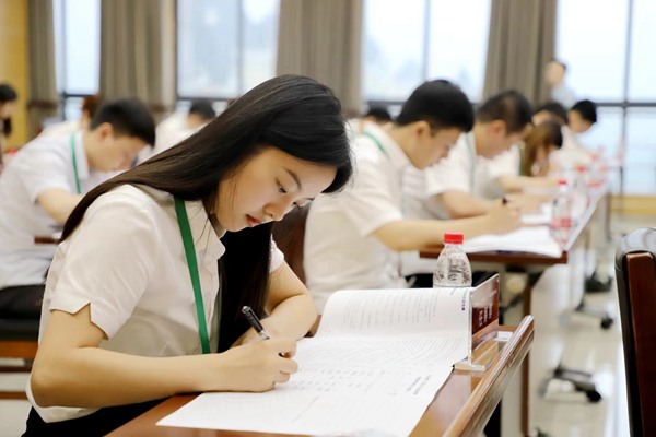 選手進行綜合業(yè)務考試。國網(wǎng)重慶永川供電公司供圖