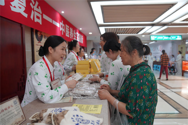 市民咨詢養(yǎng)生產(chǎn)品。受訪者供圖