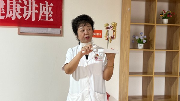 謝恩莉講解現(xiàn)場。重慶圣佑肛腸醫(yī)院供圖