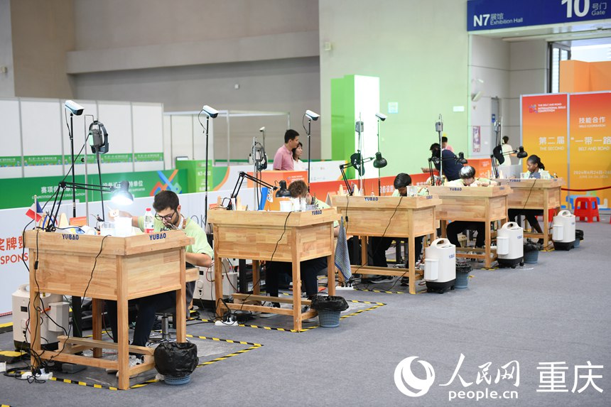 參賽選手參加第二屆“一帶一路”國際技能大賽珠寶加工項目比賽。人民網(wǎng)記者 胡虹攝