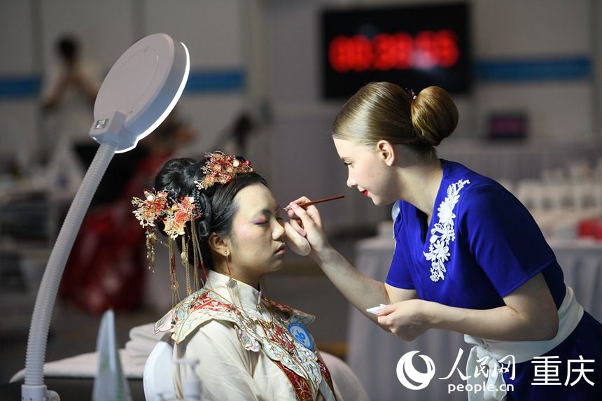 參賽選手參加第二屆“一帶一路”國(guó)際技能大賽美容項(xiàng)目比賽。人民網(wǎng)記者 胡虹攝