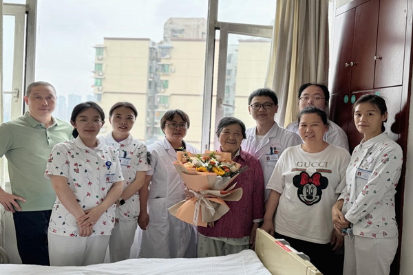 心血管內(nèi)科團(tuán)隊(duì)祝賀余奶奶康復(fù)出院。重慶醫(yī)科大學(xué)附屬第二醫(yī)院供圖