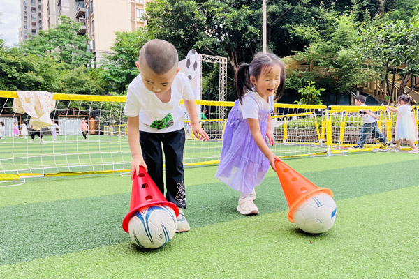 趣味足球課程?？茖W城七彩幼兒園供圖