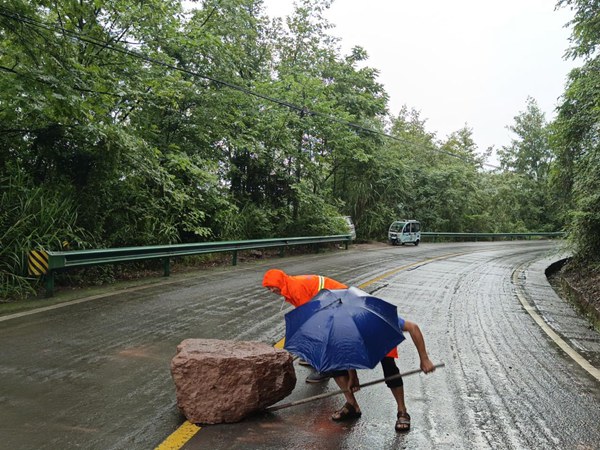 6月27日，大足龍崗養(yǎng)護(hù)工人在S302線大足雙山公路段排險保暢。蔣文友攝