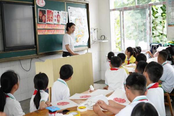 老師教授版畫基本知識(shí)。西南大學(xué)供圖