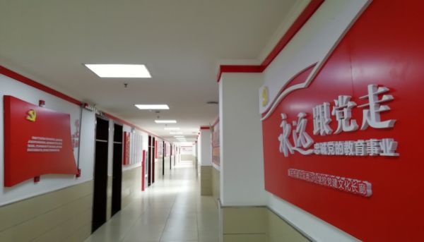 學(xué)校黨建文化長廊。渝北區(qū)兩江小學(xué)校供圖
