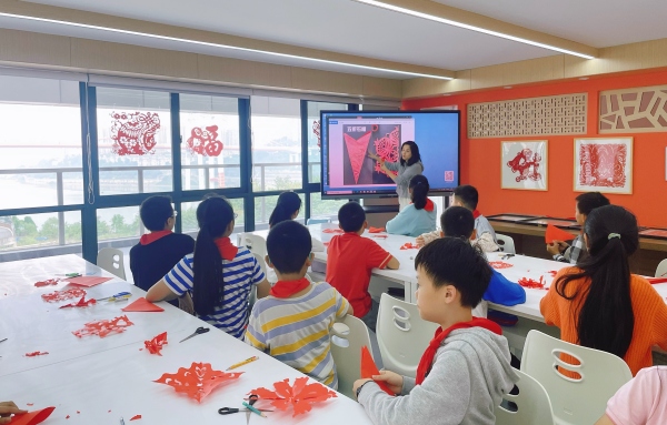 非遺特色剪紙課程。四川外國語大學(xué)九龍坡區(qū)附屬小學(xué)校供圖