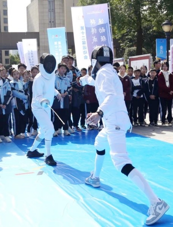 大成體育文化節(jié)期間，學(xué)生體驗(yàn)運(yùn)動(dòng)集市特色活動(dòng)。重慶市楊家坪中學(xué)供圖