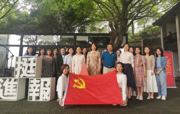 黨建活動(dòng)合影。南坪實(shí)驗(yàn)小學(xué)供圖