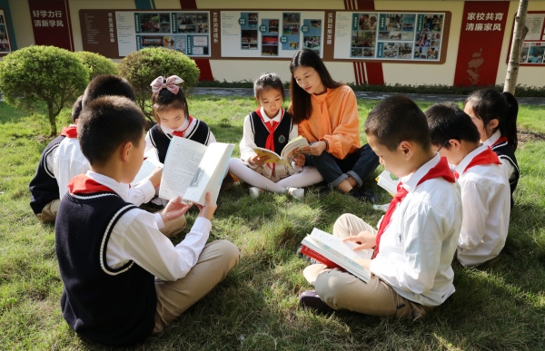 師生閱讀。江北區(qū)新村致遠(yuǎn)實(shí)驗(yàn)小學(xué)校供圖
