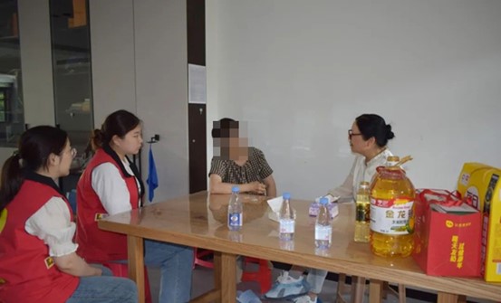 家訪活動現(xiàn)場。重慶迪邦皮膚病醫(yī)院供圖