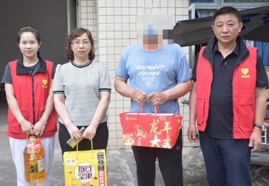 家訪活動現(xiàn)場。重慶迪邦皮膚病醫(yī)院供圖