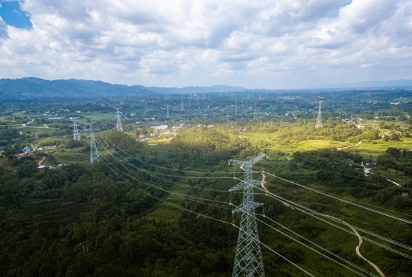 重慶銅梁1000千伏特高壓變電站500千伏送出工程永川段順利貫通。國(guó)網(wǎng)重慶永川供電公司供圖