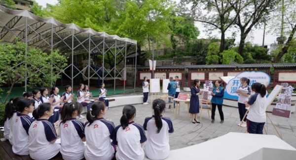 學(xué)生在社區(qū)基層立法聯(lián)系點模擬撰寫立法建議。 璧山中學(xué)供圖