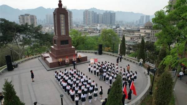 清明節(jié)掃墓活動(dòng)。 璧山區(qū)文星實(shí)驗(yàn)小學(xué)校供圖