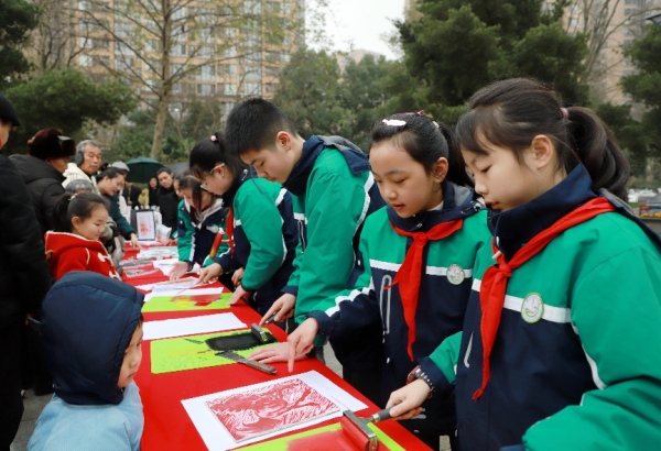 學(xué)生參加全國(guó)青少兒版畫(huà)邀請(qǐng)展。 璧山區(qū)文星實(shí)驗(yàn)小學(xué)校供圖
