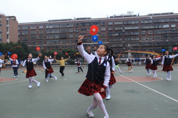 泉小學(xué)子課間抖空竹練習(xí)。 璧山區(qū)璧泉小學(xué)校供圖