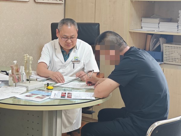 患者問診。重慶東大肛腸醫(yī)院供圖