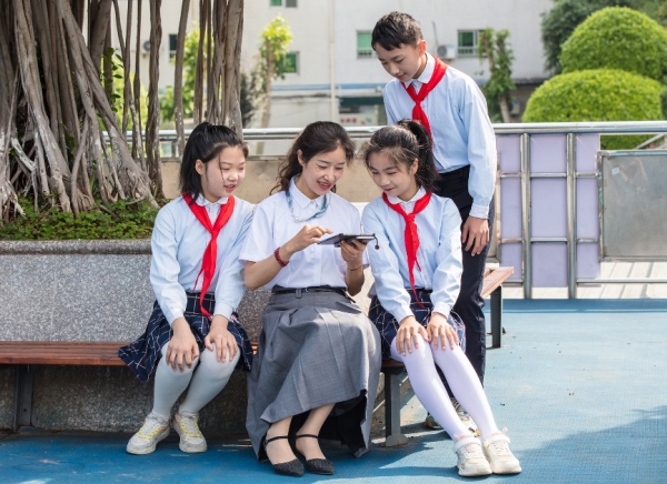 師生在校園里共享數(shù)字教育資源。豐都縣實驗小學校供圖