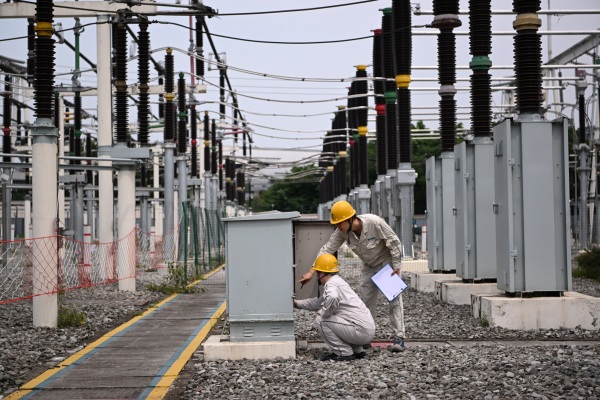 國網(wǎng)重慶市北供電公司運維人員正在界石堡220千伏變電站檢查端子箱內(nèi)繼電器，為220千伏竹界南北線、雞界東西線搭接后投運做準備。向江微攝