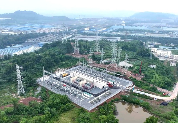 重慶川東電力公司棗子灣220千伏變電站。游波攝