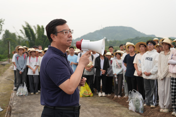 王進軍在“田間課堂”授課。蘭天攝