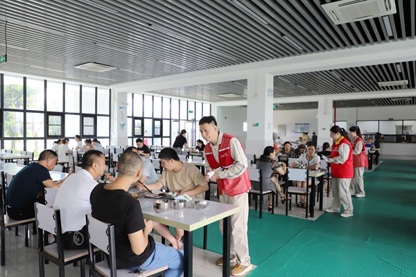 電力員工在企業(yè)食堂推廣“e起節(jié)電”活動(dòng)。國(guó)網(wǎng)重慶永川供電公司供圖