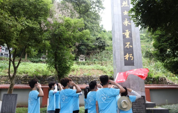團隊前往郁山鎮(zhèn)參觀烈士陵園。長江師范學(xué)院供圖
