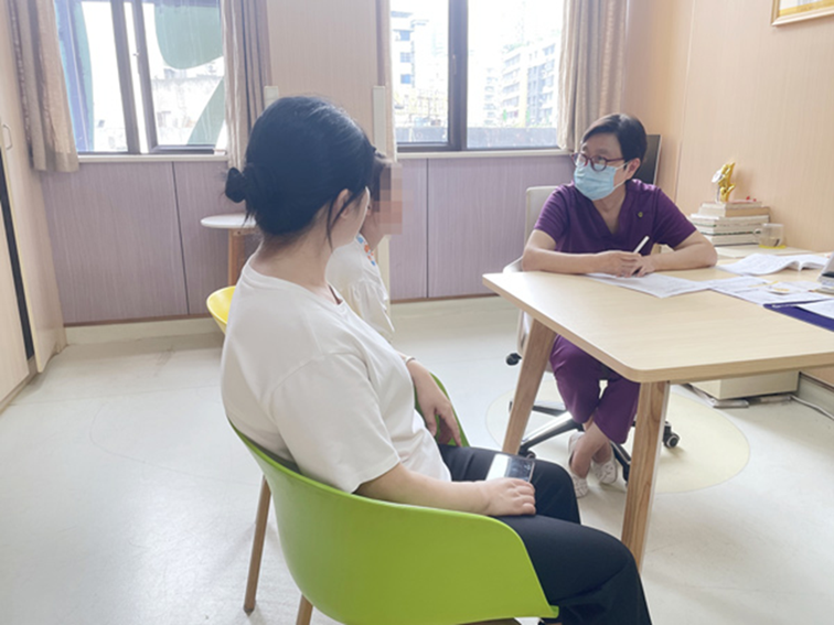 心理咨詢現(xiàn)場。重慶小米熊兒童醫(yī)院供圖