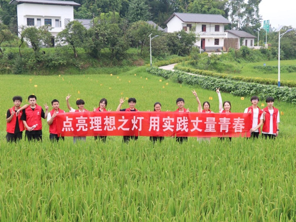實踐團成員合影。重慶科技大學機械與智能制造學院供圖