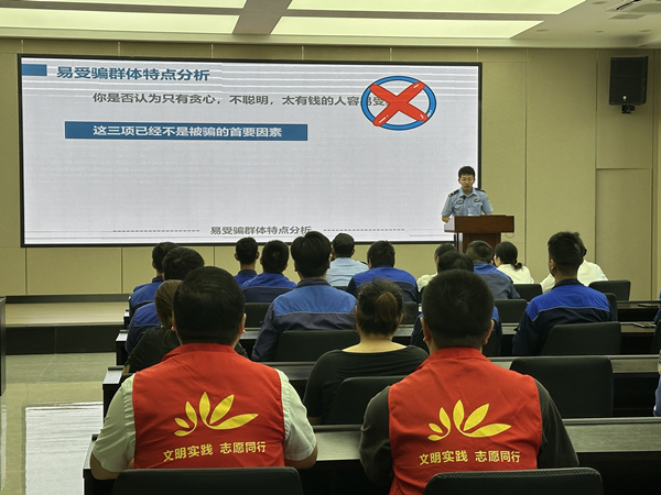 反詐宣傳現(xiàn)場(chǎng)。洛磧鎮(zhèn)供圖