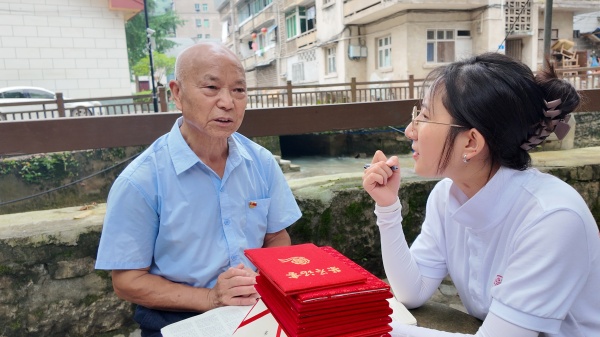 蹇光亮與實(shí)踐團(tuán)成員憶往昔。王思思攝
