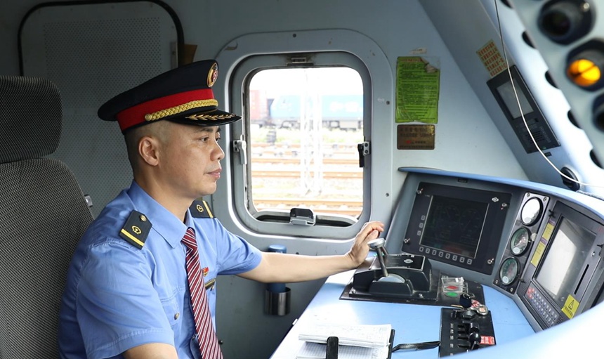 中國鐵路成都局集團(tuán)有限公司重慶機(jī)務(wù)段電力機(jī)車司機(jī)江彤。人民網(wǎng)記者 胡虹攝