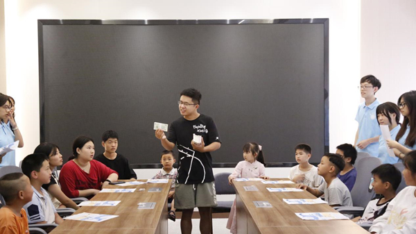 “拍賣會”現(xiàn)場。重慶師范大學(xué)供圖