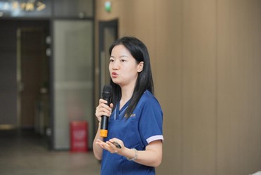 樊雯君正在分享課題。重慶星榮整形外科醫(yī)院供圖