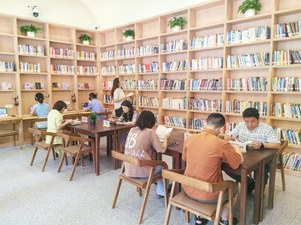市民在城市書房借閱書籍。徐雯瑄攝