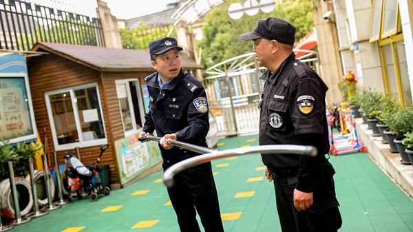 民警給學(xué)校保安傳授安保技能。南岸區(qū)公安分局供圖