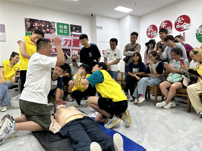 志愿者為聽(tīng)障人士進(jìn)行急救知識(shí)科普。受訪者供圖
