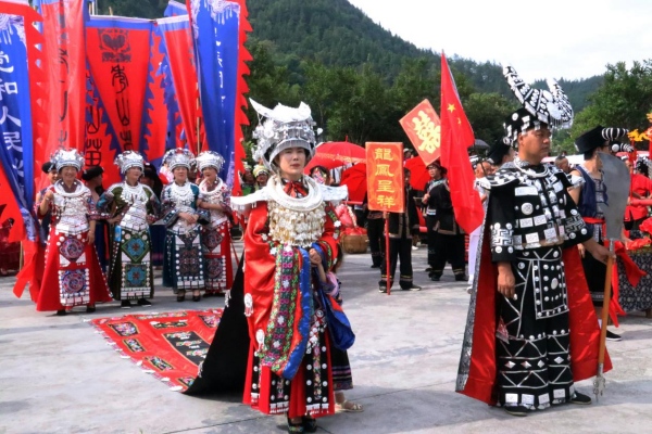 苗家婚嫁民俗隊(duì)巡游。付沖 攝