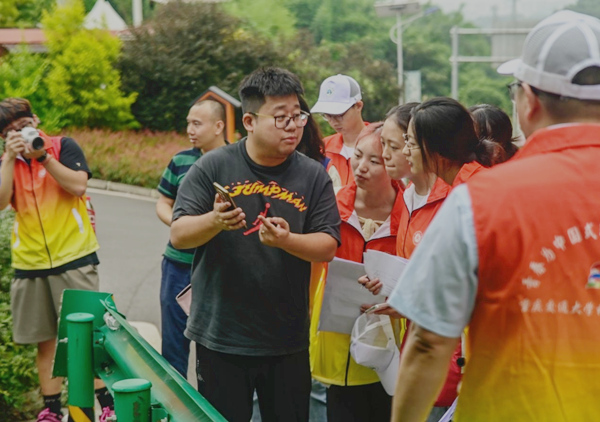 道路管理人員向?qū)嵺`團(tuán)介紹公路云管理系統(tǒng)和碰撞監(jiān)測裝置。彭聰攝