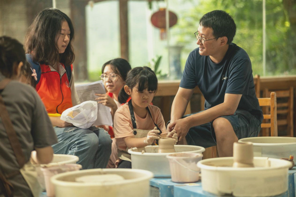 實(shí)踐團(tuán)成員與縉泉燒瓷器文化館游客交談。彭聰攝